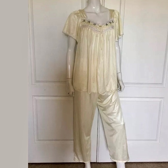 Vintage Other - Vintage Smocked Sweet Yellow Satin poly 2pc pj’s